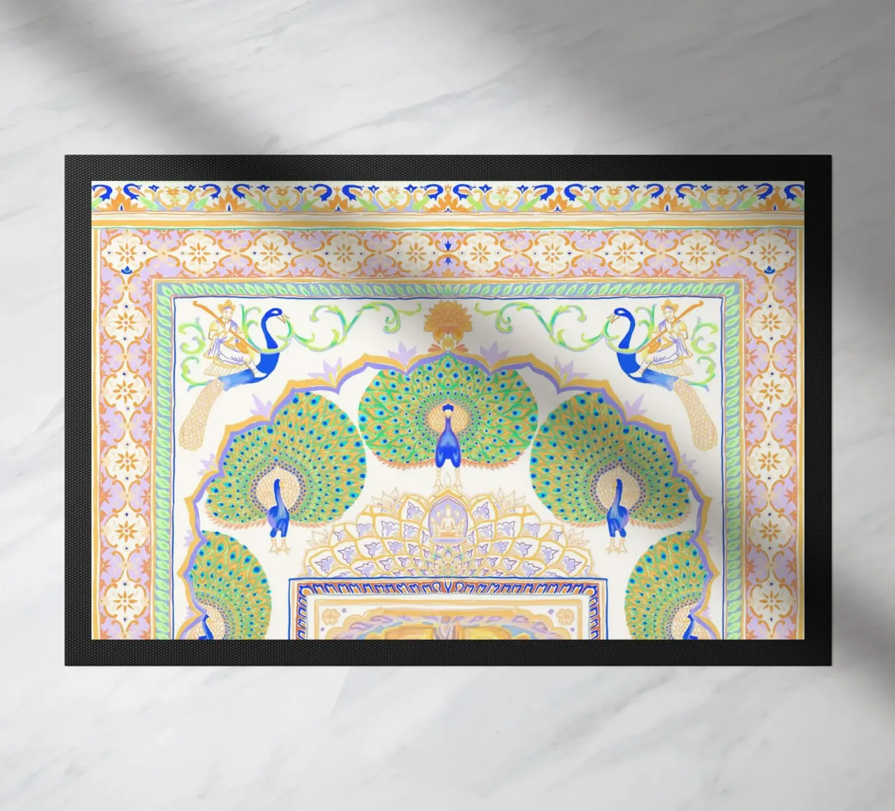 Pfauentor - Jaipur Indien, farbenfrohe Architektur Türöffnung Fußmatte von This Wild Soul - Illustration