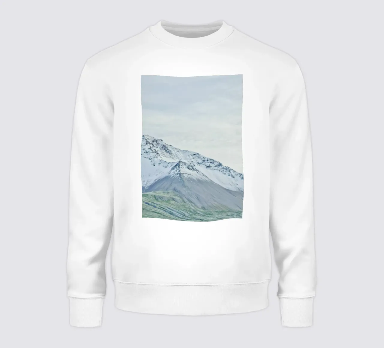 Montagna innevata in Islanda. felpa da KISSA STUDIO