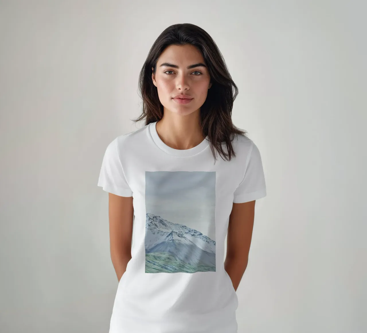 Montagna innevata in Islanda. t-shirt da KISSA STUDIO