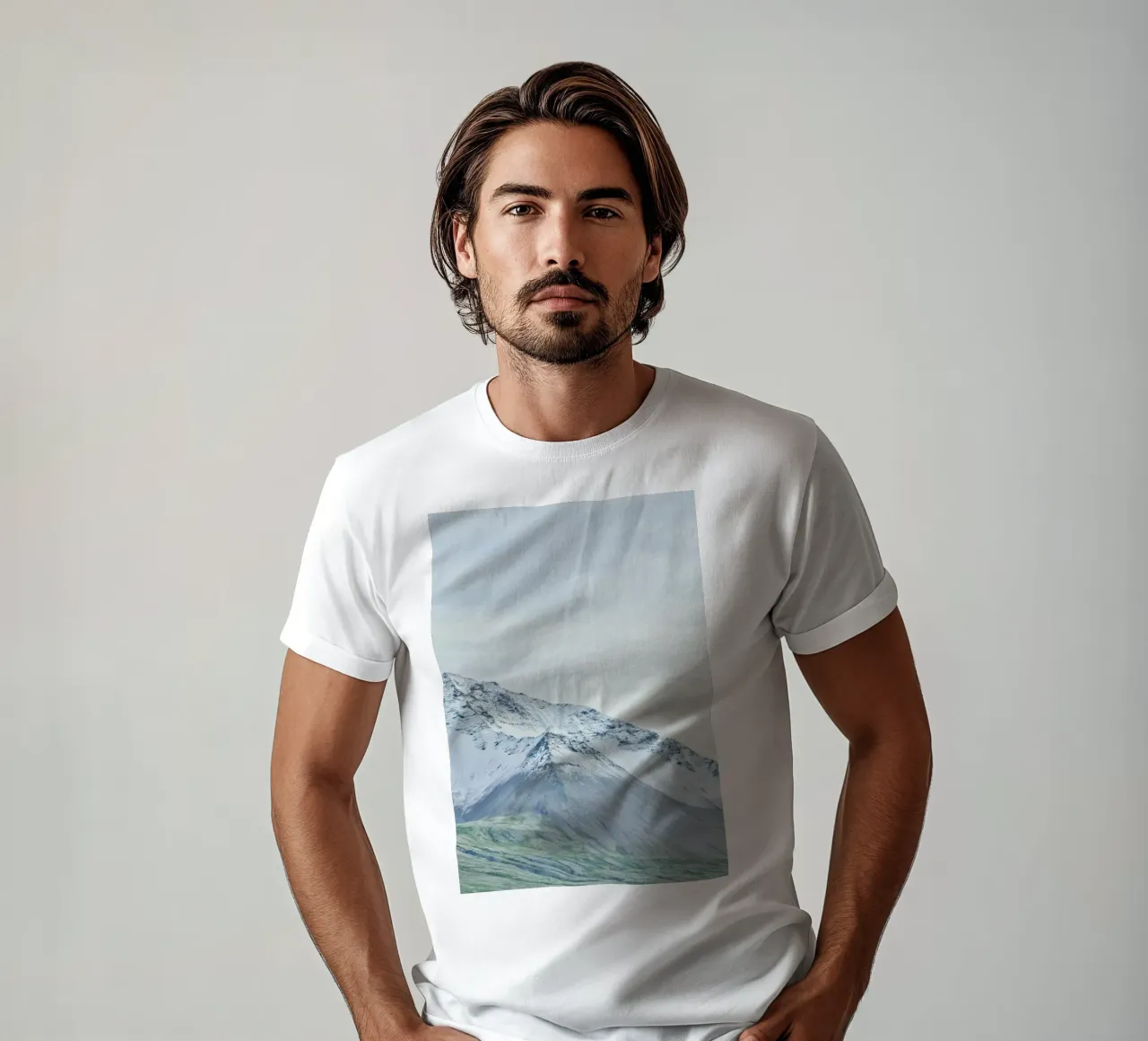 Montagna innevata in Islanda. t-shirt da KISSA STUDIO