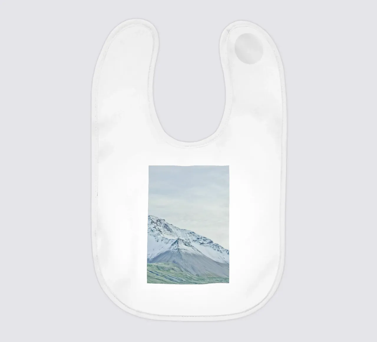 Montagna innevata in Islanda. bavaglino da KISSA STUDIO