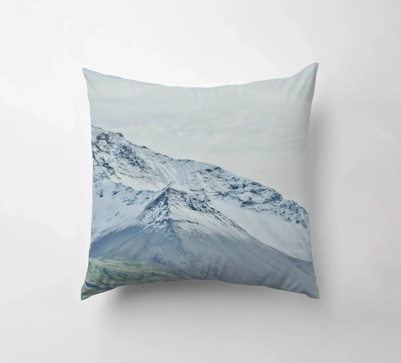 Montagna innevata in Islanda. cuscino da KISSA STUDIO