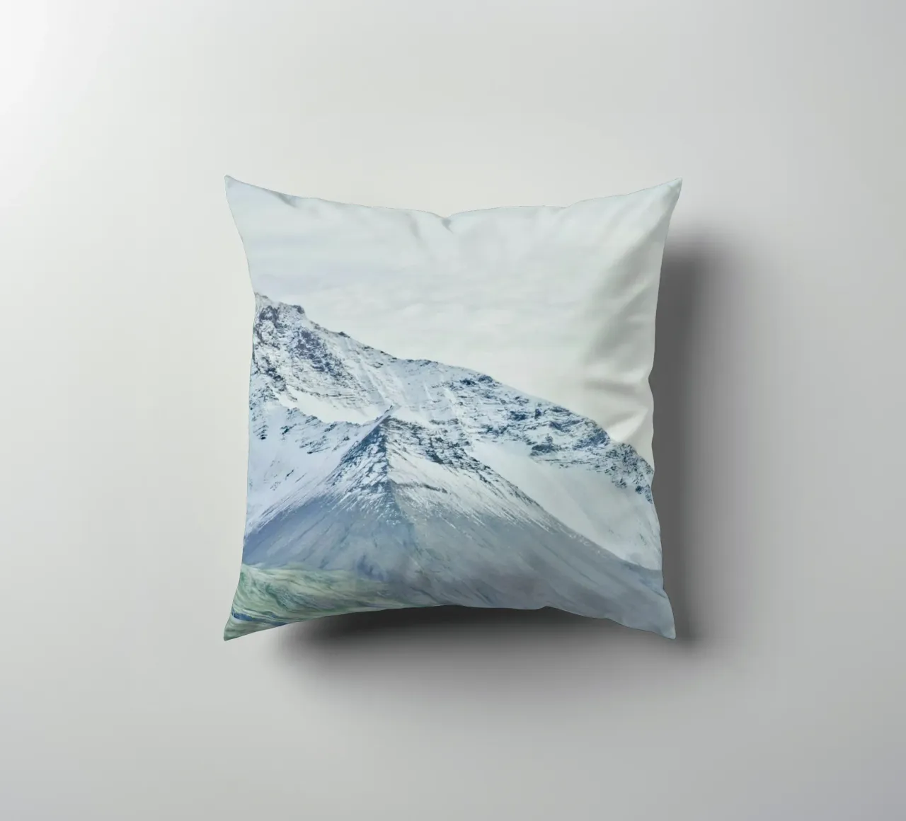 Montagna innevata in Islanda. cuscino da KISSA STUDIO