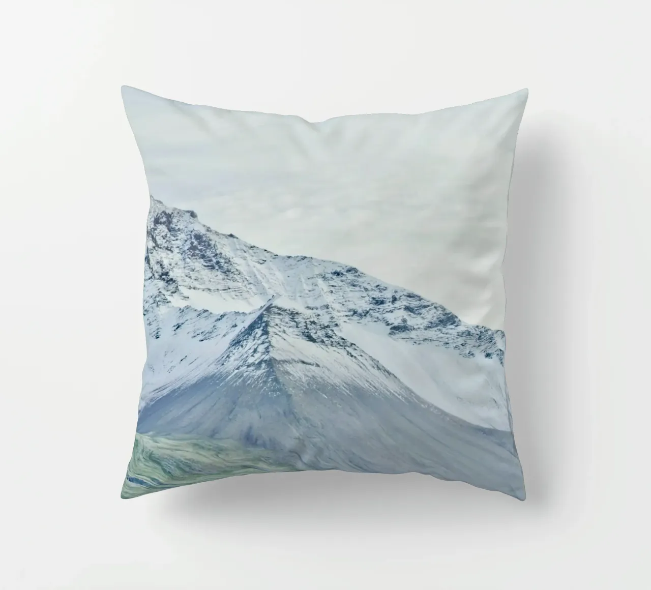 Montagna innevata in Islanda. cuscino da KISSA STUDIO