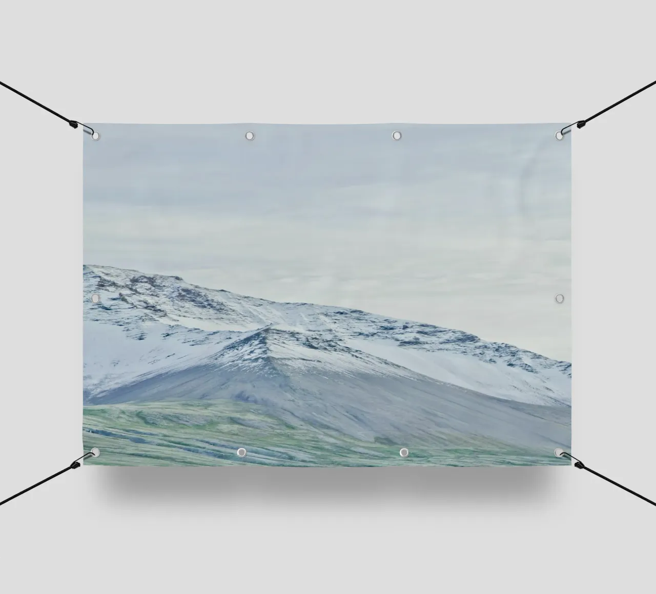 Montagna innevata in Islanda. telo in pvc da KISSA STUDIO