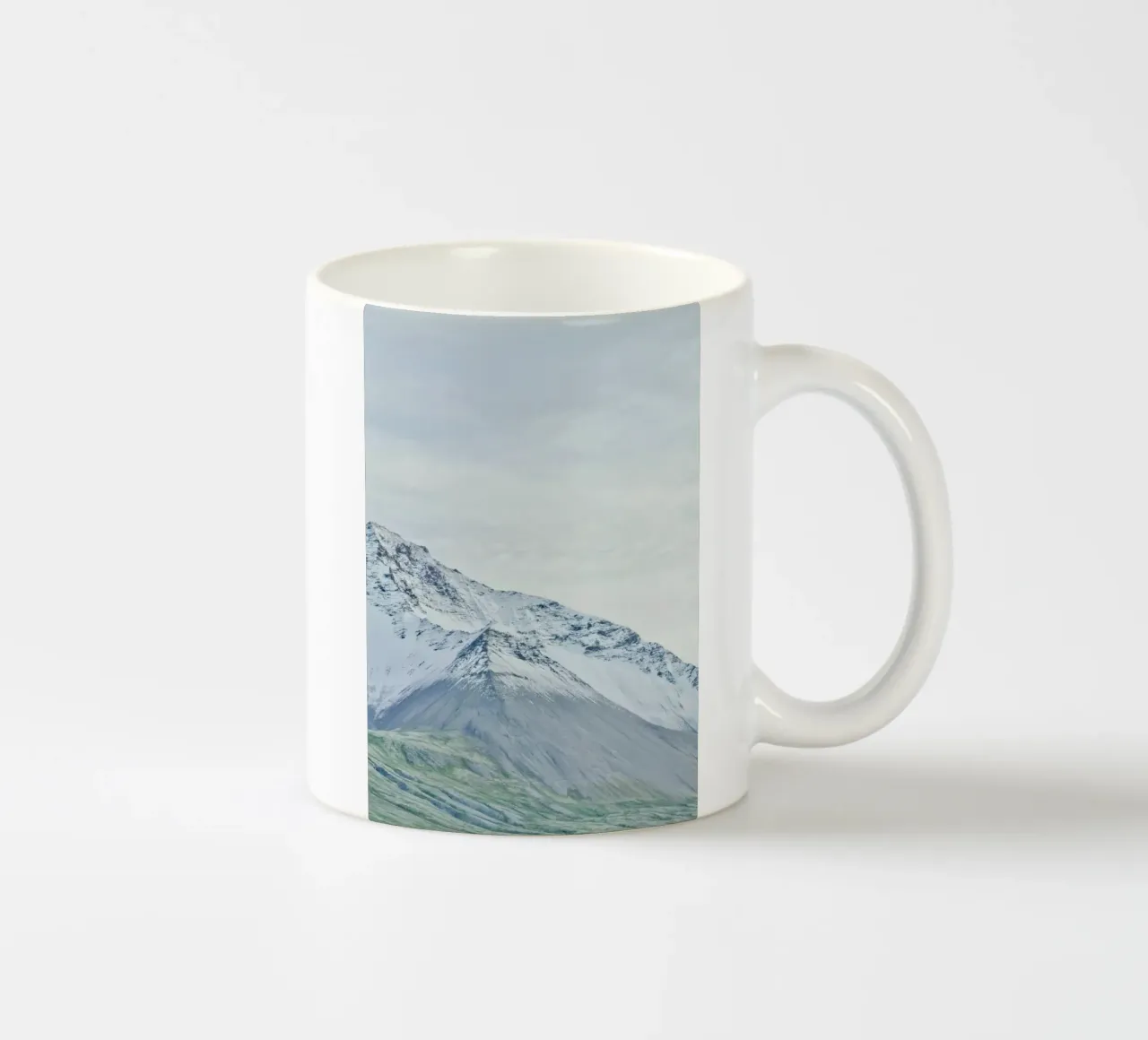 Montagna innevata in Islanda. tazza in ceramica da KISSA STUDIO