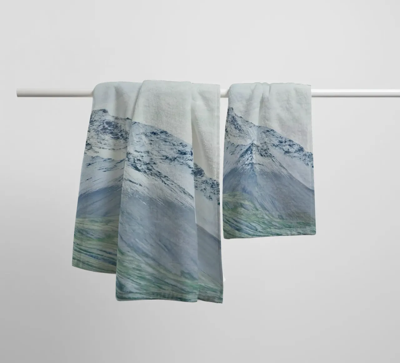 Montagna innevata in Islanda. asciugamano da bagno da KISSA STUDIO