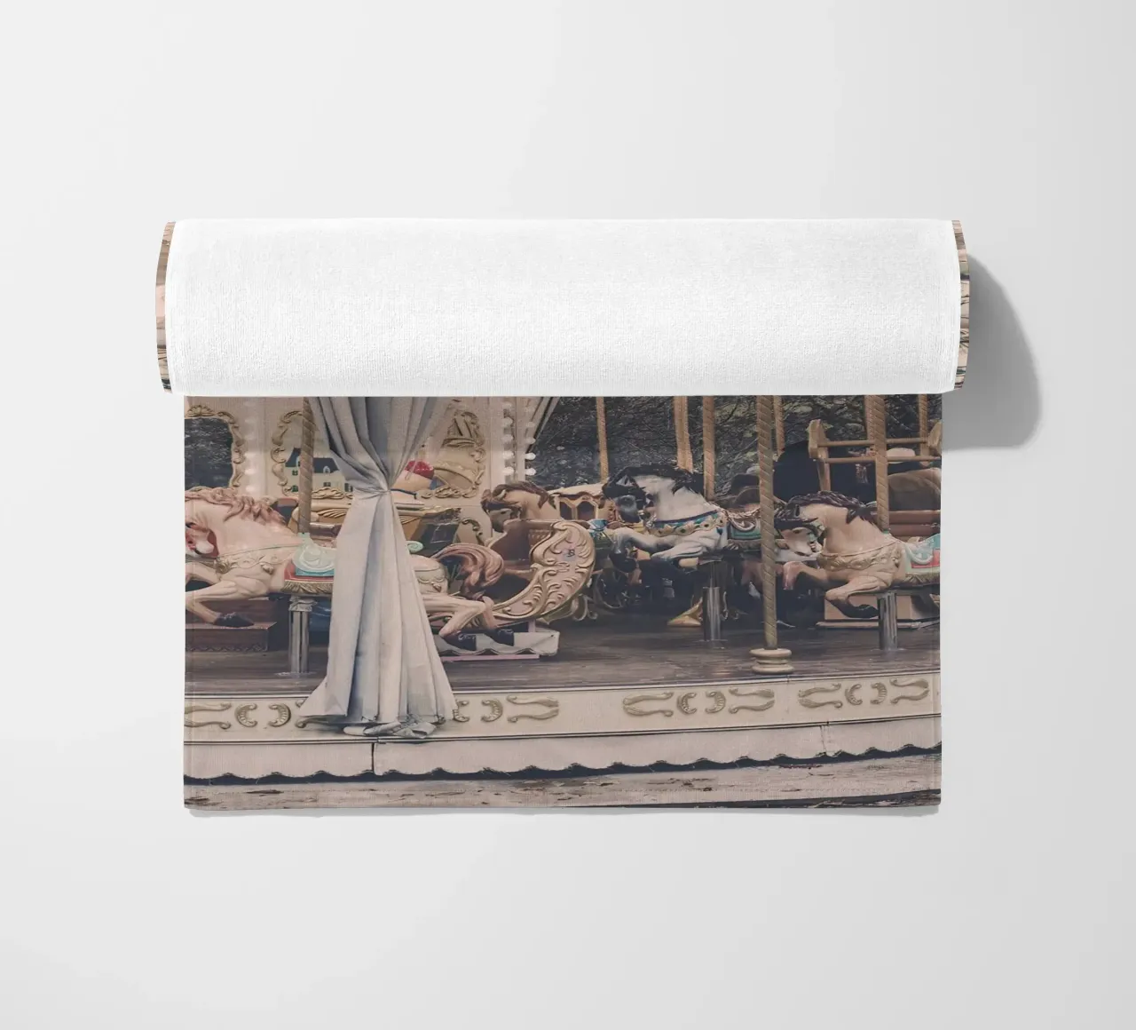 Paris Winter Carousel telo mare da GraceDigitalArtCo