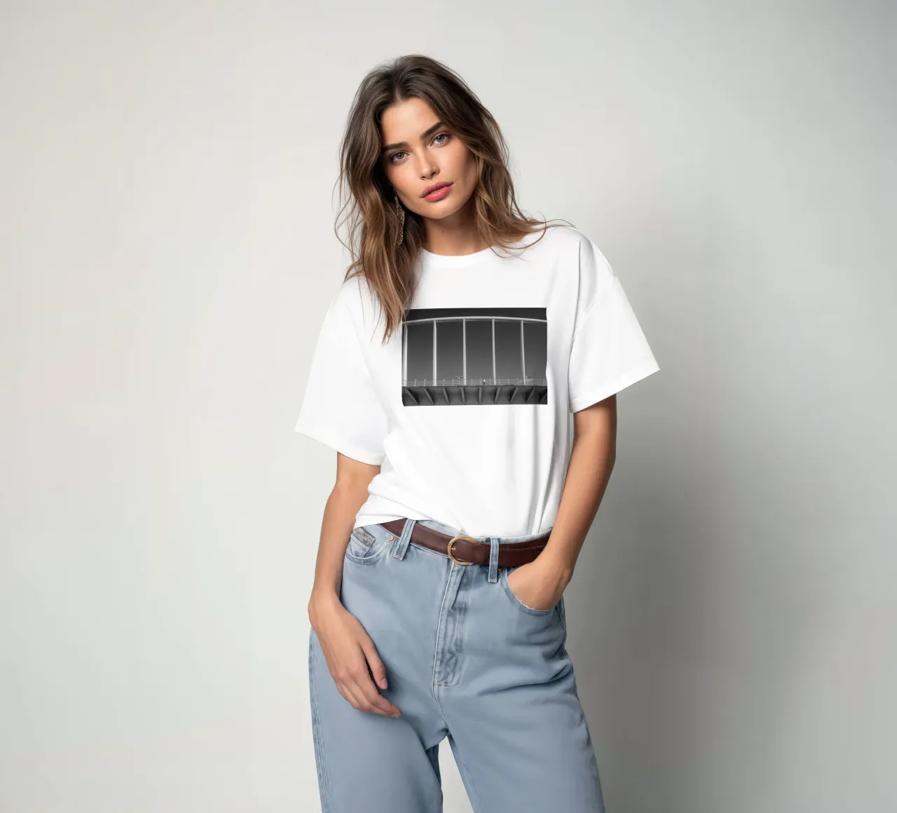 Pont de Valence - Architecture minimaliste en noir et blanc t-shirt de Bold and Retro
