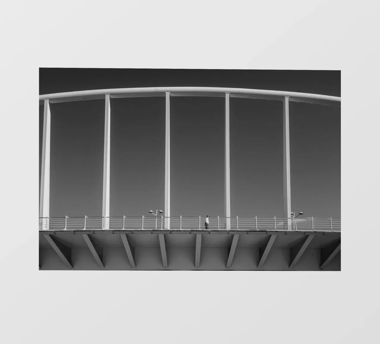 Pont de Valence - Architecture minimaliste en noir et blanc bâche pvc de Bold and Retro