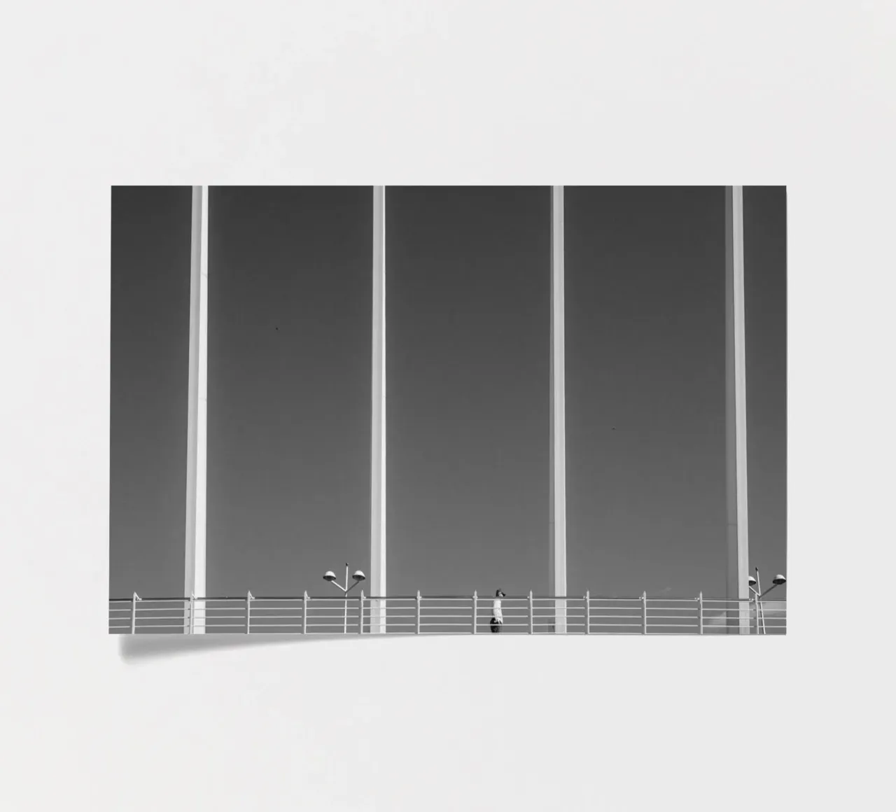 Pont de Valence - Architecture minimaliste en noir et blanc planche autocollant de Bold and Retro