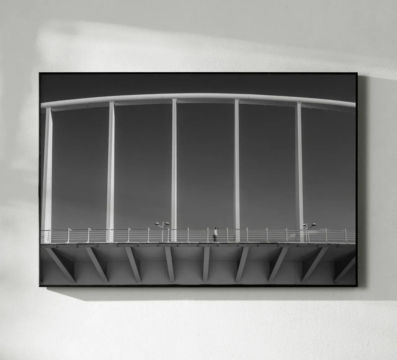 Pont de Valence - Architecture minimaliste en noir et blanc plexiglas de Bold and Retro
