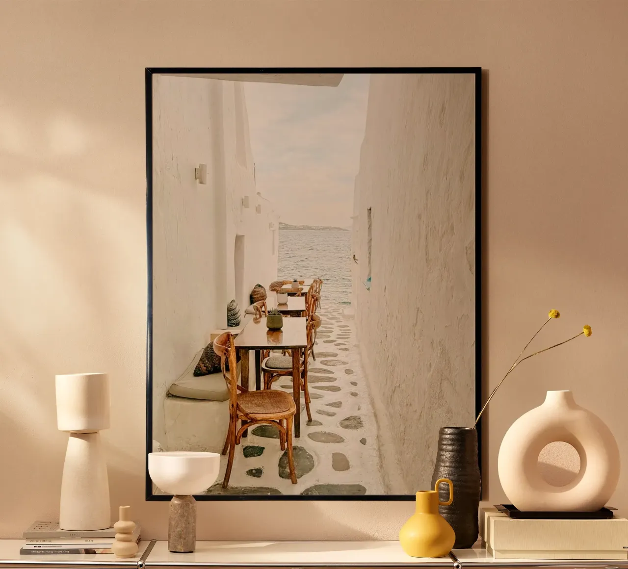 The Calm Mykonos Coffee Place poster con telaio in plastica da Thilo Grøsch