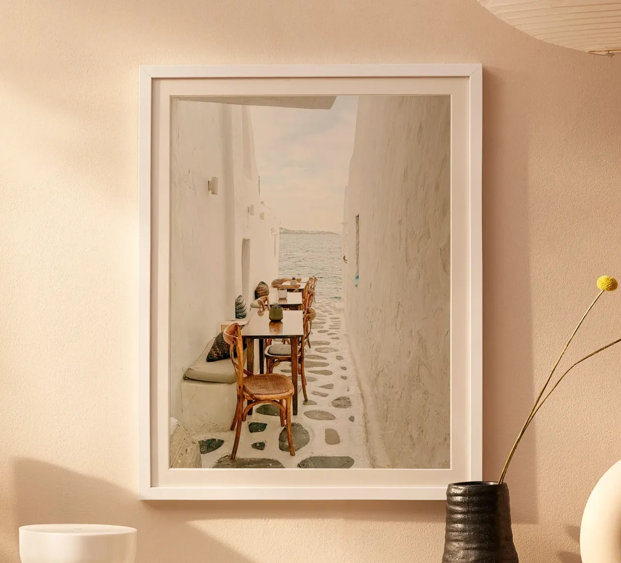 The Calm Mykonos Coffee Place poster con telaio in plastica da Thilo Grøsch