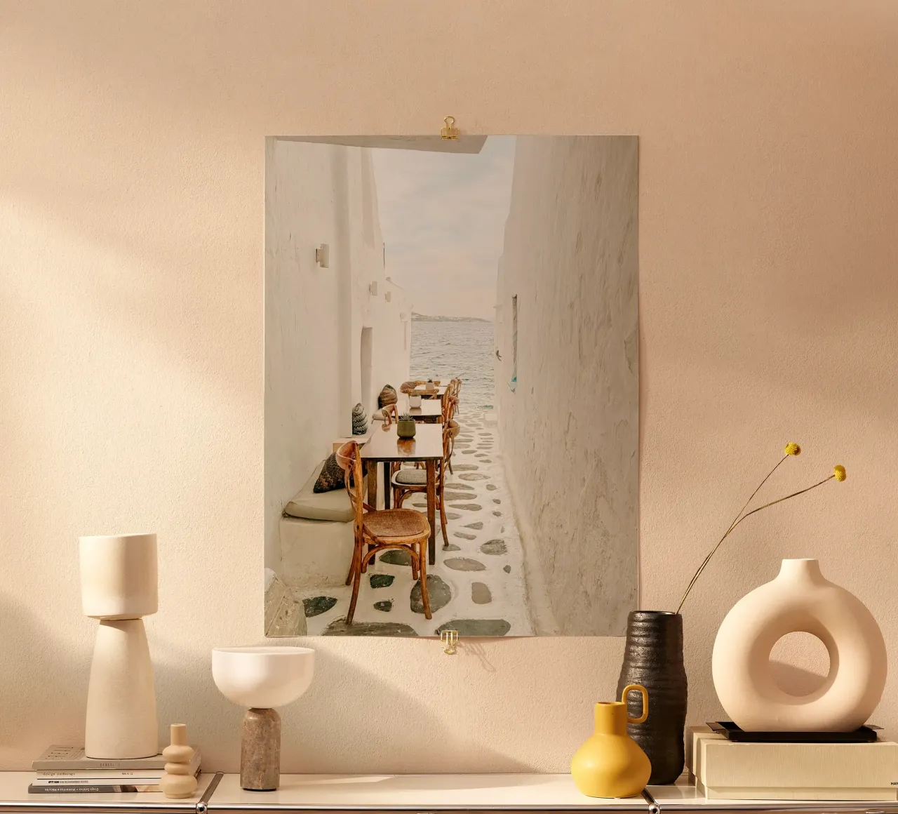 The Calm Mykonos Coffee Place poster con telaio in plastica da Thilo Grøsch