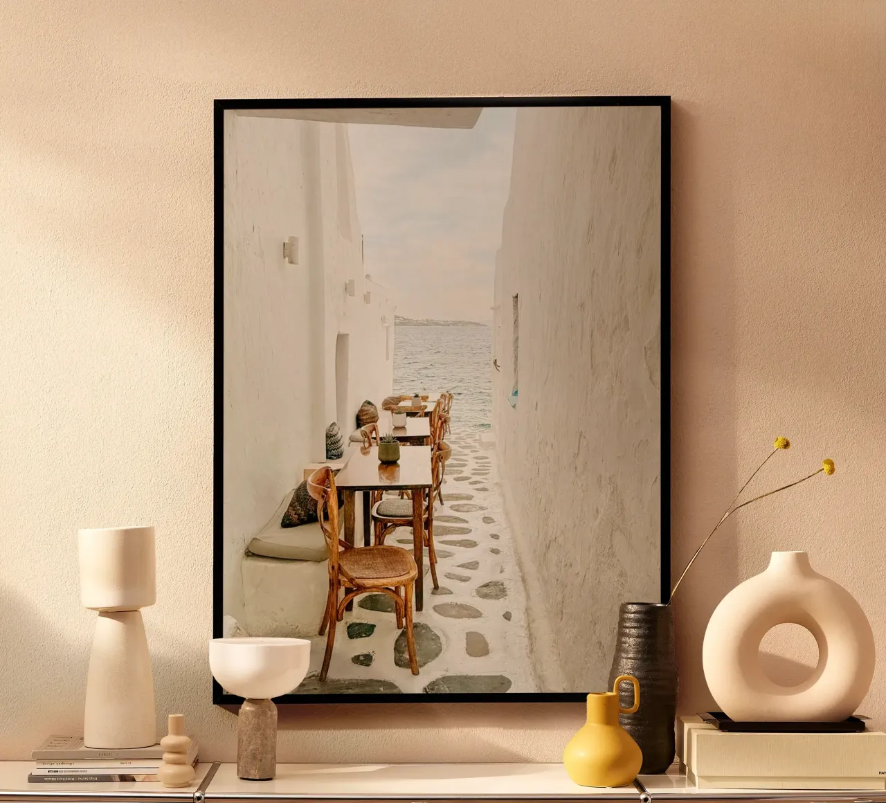 The Calm Mykonos Coffee Place poster con telaio in plastica da Thilo Grøsch
