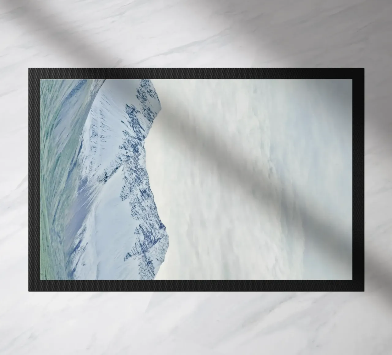 Montagna innevata in Islanda zerbino da KISSA STUDIO