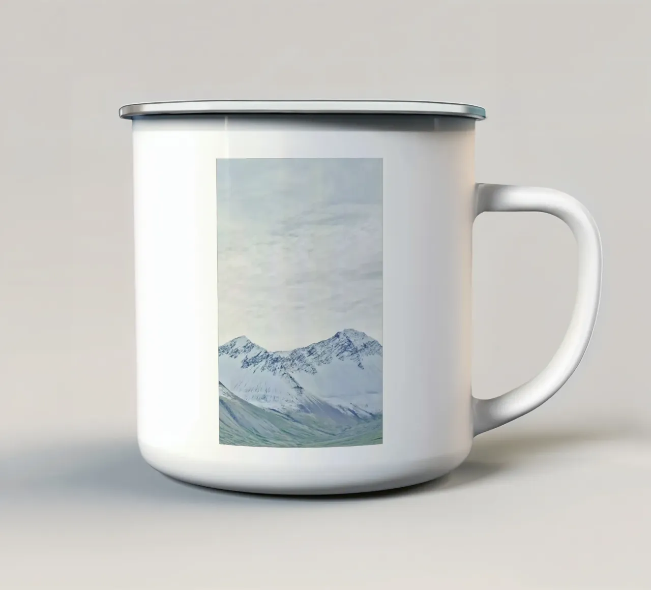 Montagna innevata in Islanda tazza in smalto da KISSA STUDIO