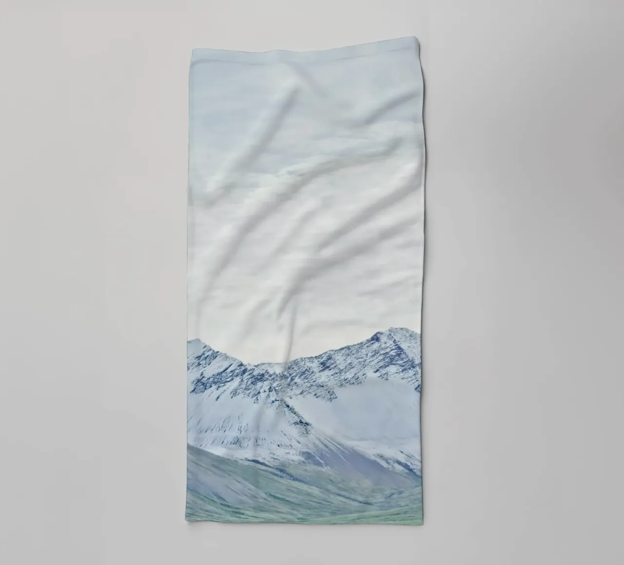 Sneeuwberg in IJsland badhanddoek van KISSA STUDIO