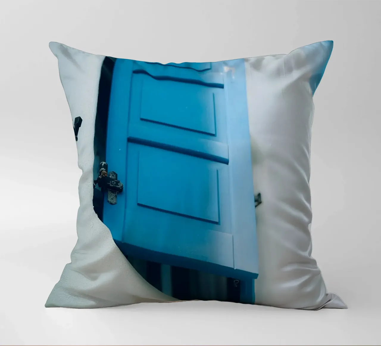 Blue Shutter Mediterranean Window cuscino da Thilo Grøsch