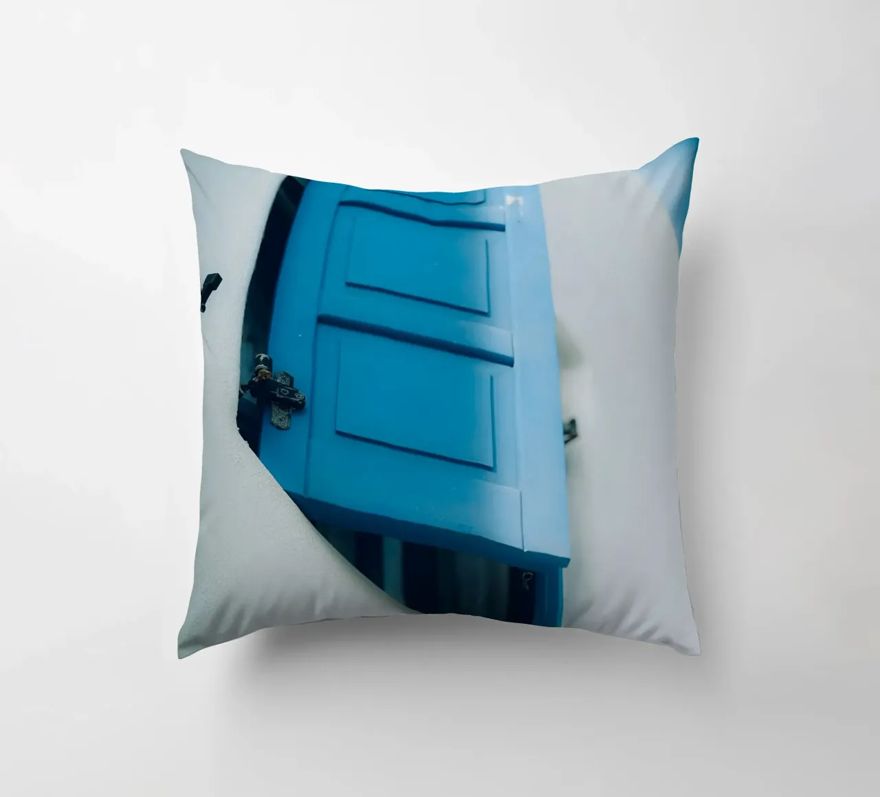 Blue Shutter Mediterranean Window cuscino da Thilo Grøsch