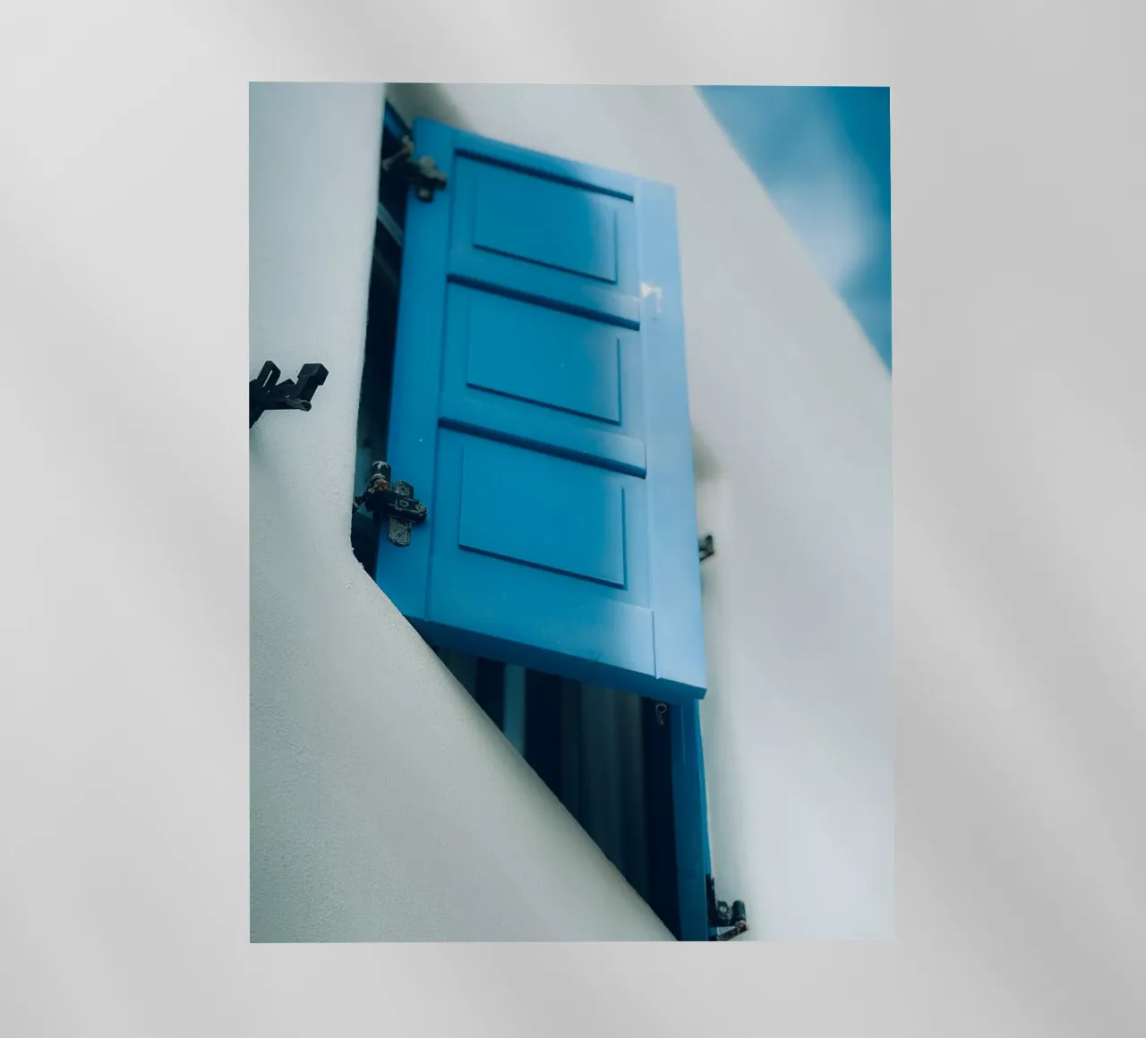 Blue Shutter Mediterranean Window pellicola backlit da Thilo Grøsch