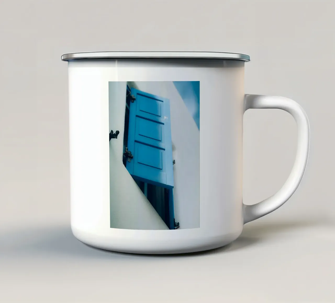 Blue Shutter Mediterranean Window tazza in smalto da Thilo Grøsch