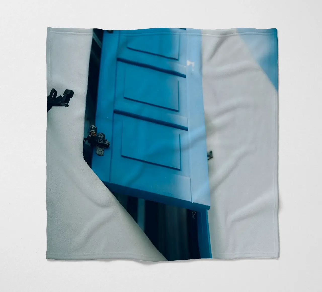 Blue Shutter Mediterranean Window coperta in pile da Thilo Grøsch