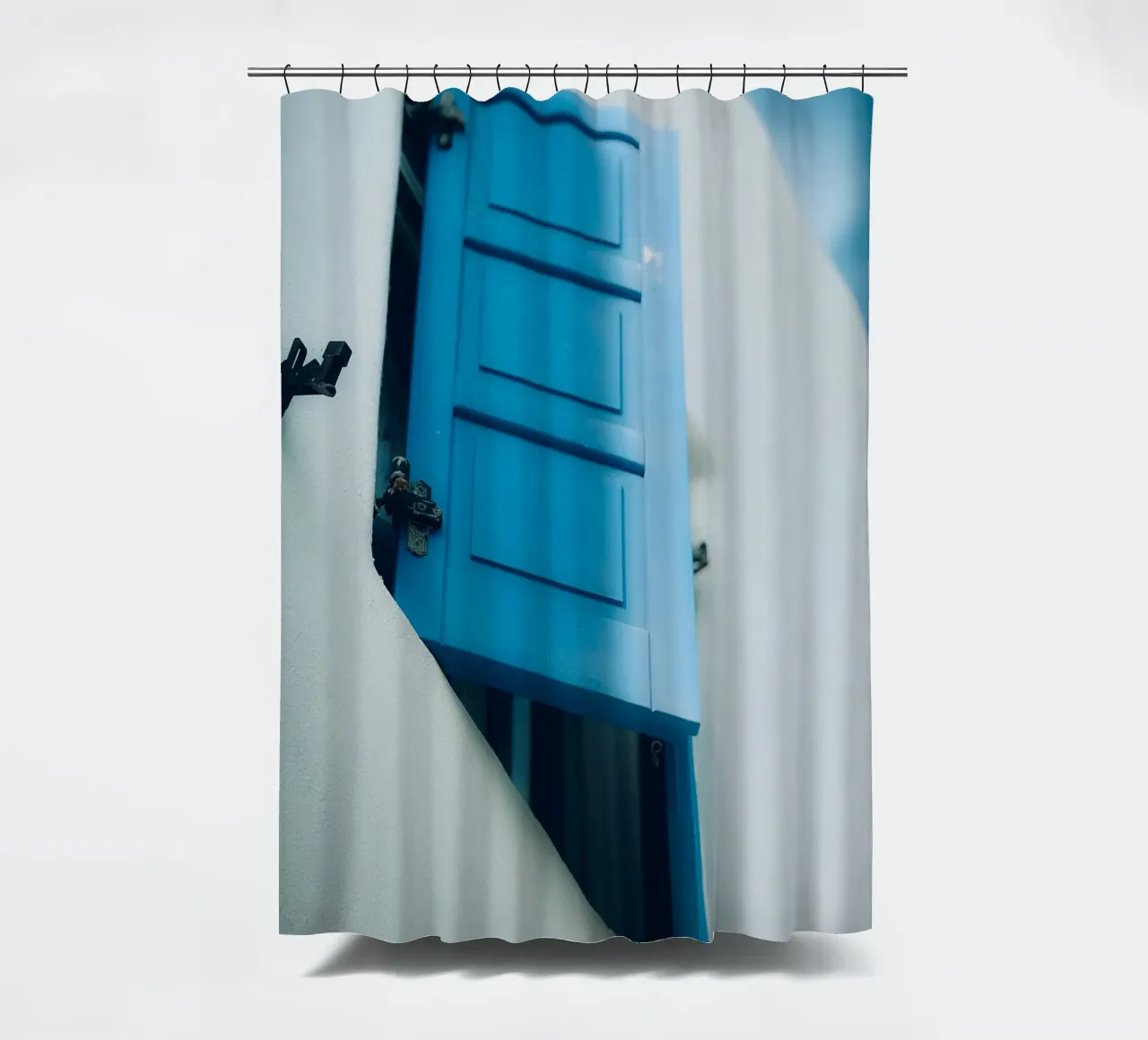 Blue Shutter Mediterranean Window tenda da doccia da Thilo Grøsch