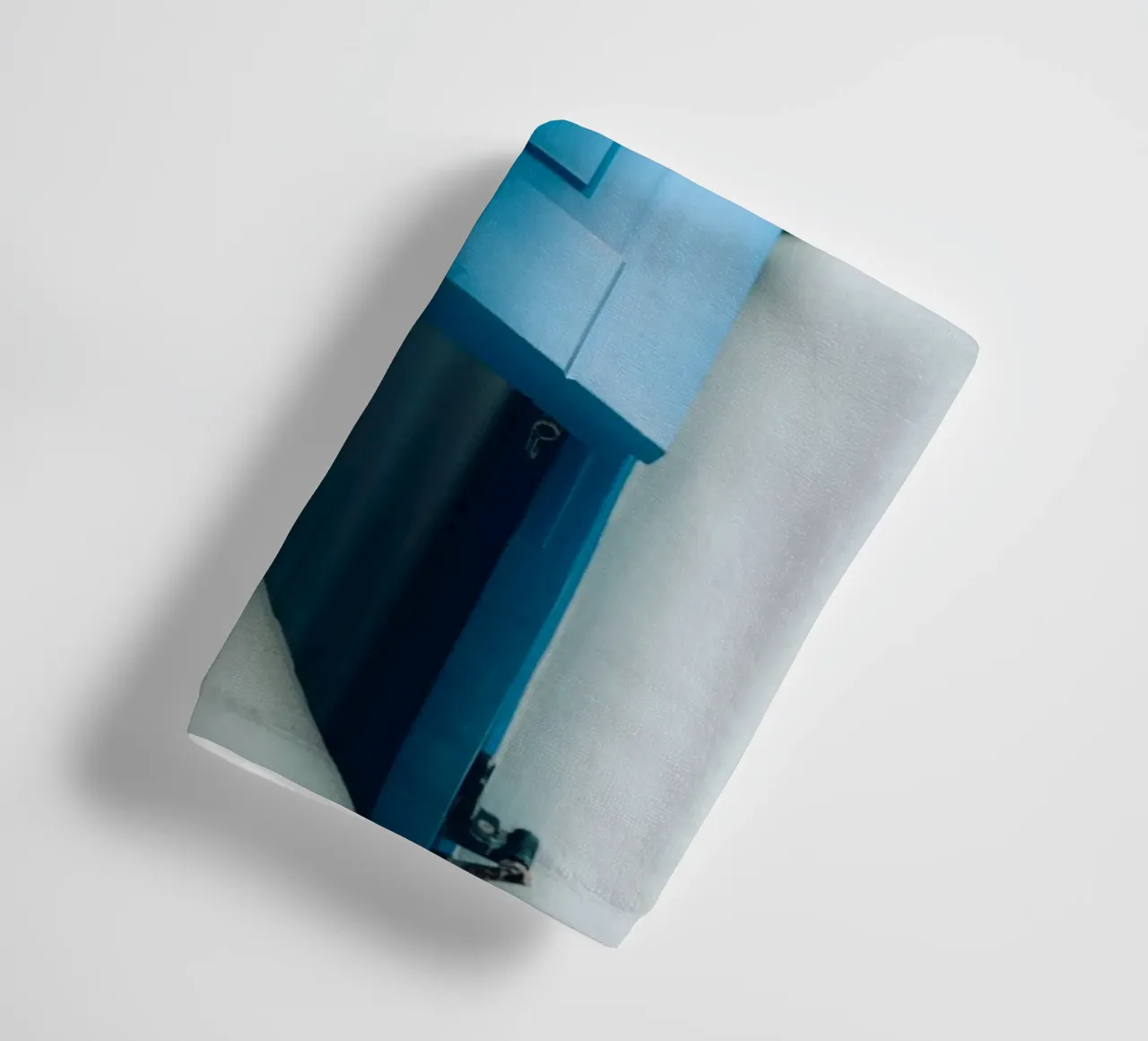 Blue Shutter Mediterranean Window asciugamano da bagno da Thilo Grøsch