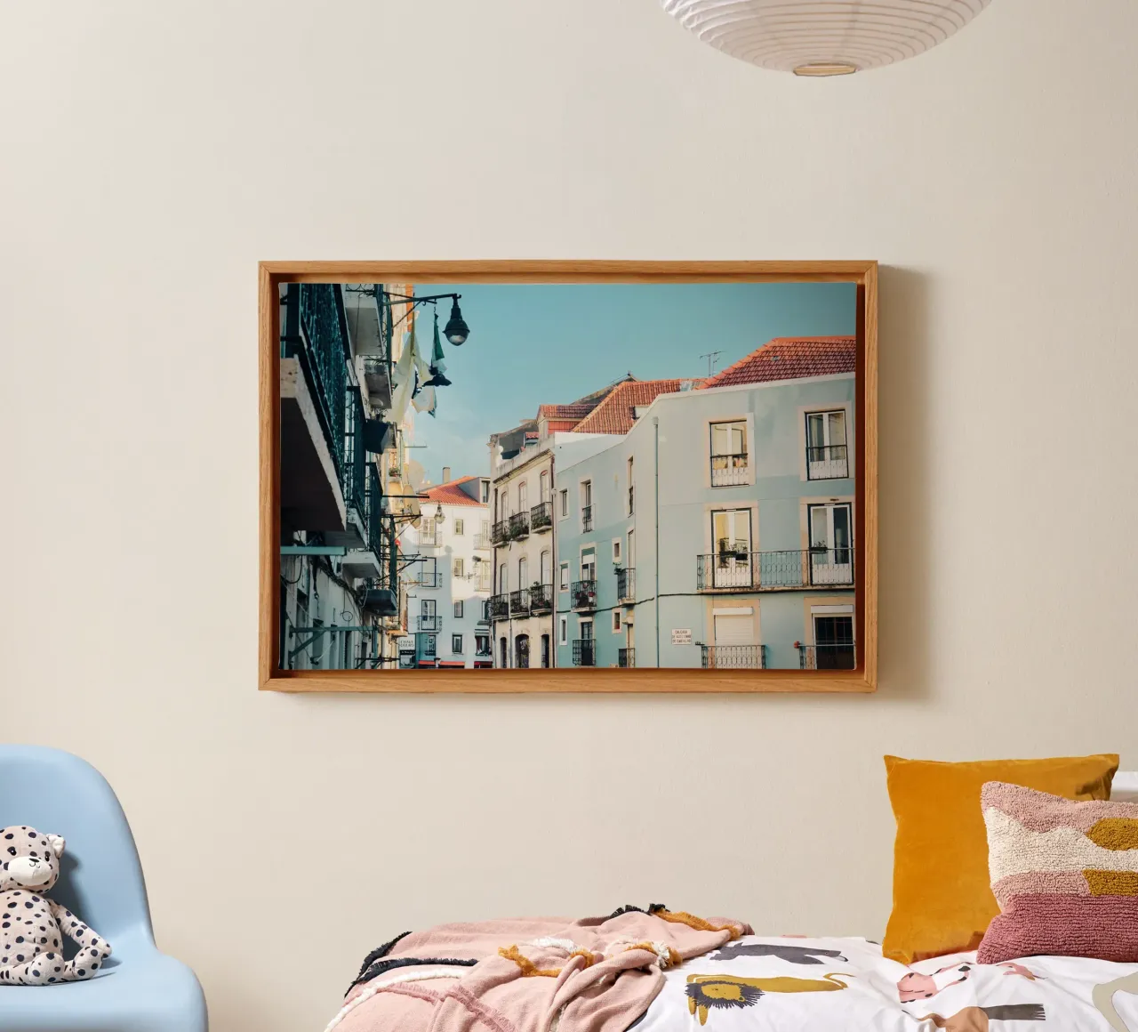 Paesaggio urbano a Lisbona tela con Cornice a cassetta da KISSA STUDIO