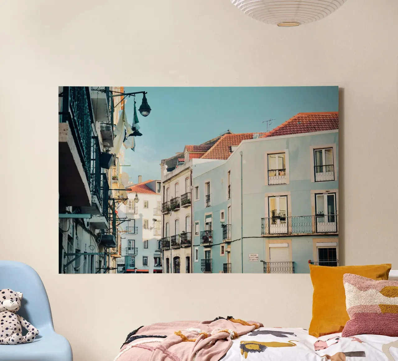 Paesaggio urbano a Lisbona tela con Cornice a cassetta da KISSA STUDIO