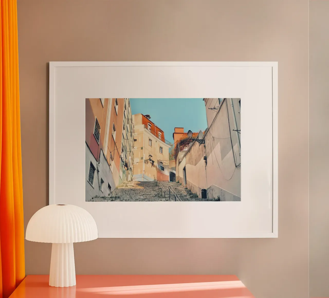 Paesaggio stradale di Lisbona poster con telaio in legno da KISSA STUDIO
