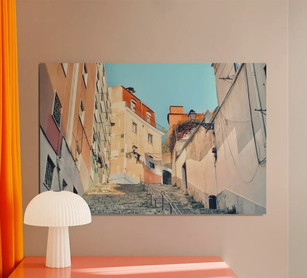 Paesaggio stradale di Lisbona poster con telaio in legno da KISSA STUDIO