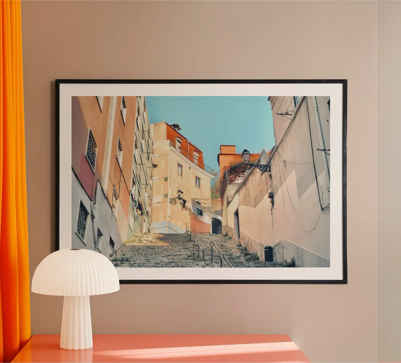 Paesaggio stradale di Lisbona poster con telaio in legno da KISSA STUDIO