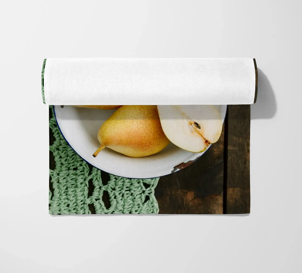 Vue de dessus des poires dans un bol en émail serviette de plage de foodphotolove