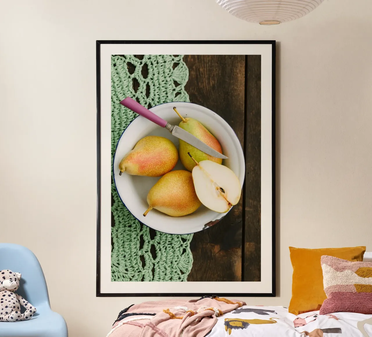 Vue de dessus des poires dans un bol en émail hahnemühle de foodphotolove
