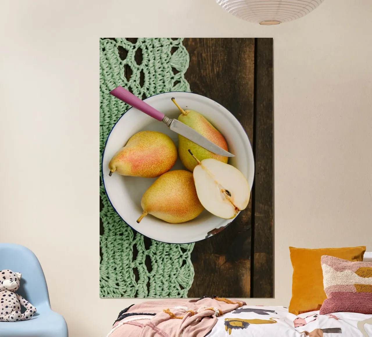 Vue de dessus des poires dans un bol en émail hahnemühle de foodphotolove