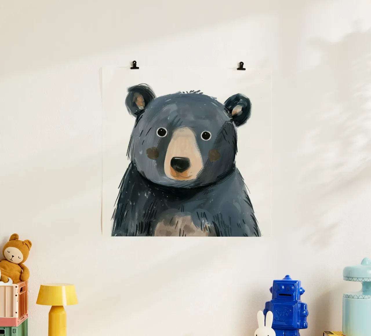 Illustrazione stilizzata di un cucciolo di orso grigio-blu scuro poster con telaio in plastica da DesignDoodle