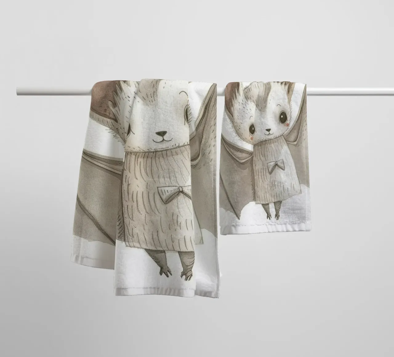 Illustrazione stilizzata di un pipistrello grigio con ali distese asciugamano da bagno da DesignDoodle