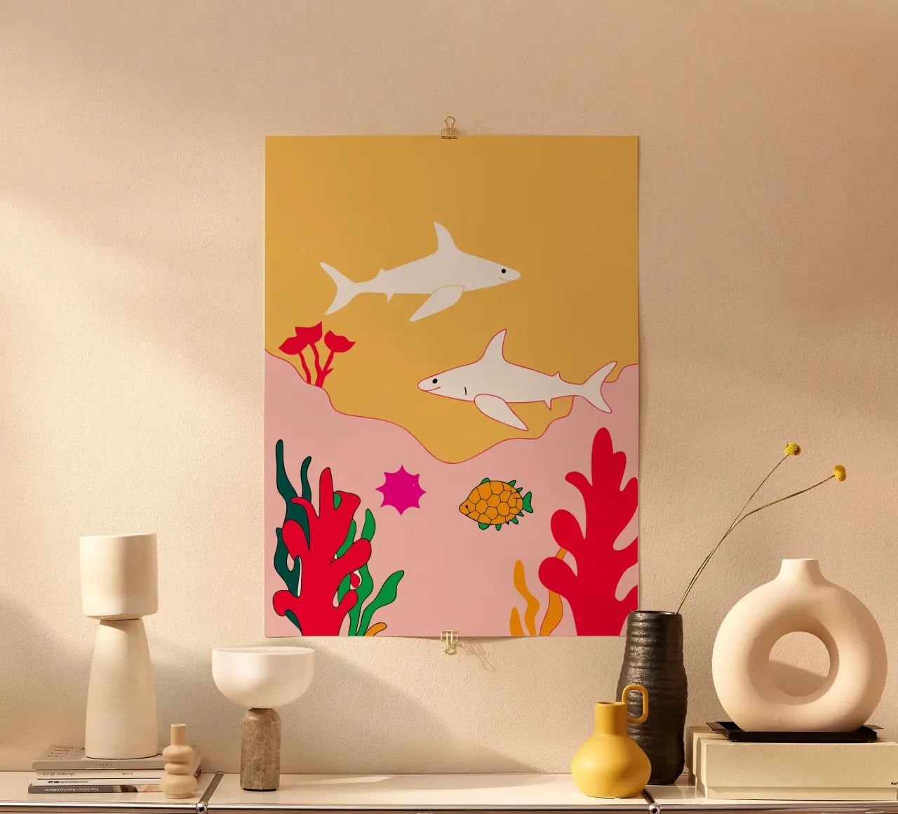 Due squali nel mare poster con telaio in plastica da OUR SHOP