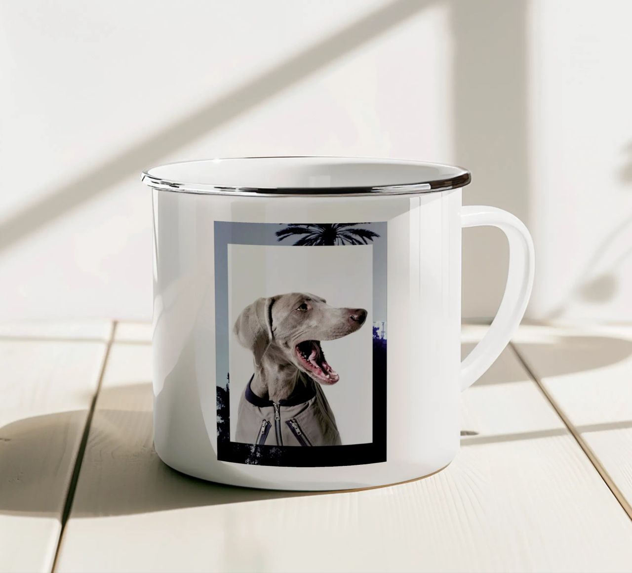 The Tailwaggers 6-3 tazza in smalto da Paul Aidan Perry