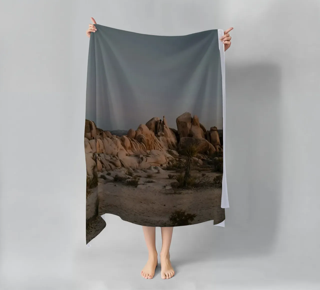 Felsformationen Wüstenlandschaft Strandtuch von Earthly Visions