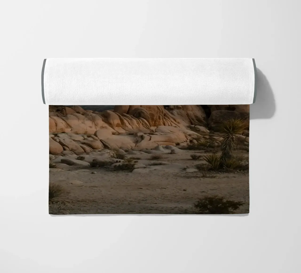 Felsformationen Wüstenlandschaft Strandtuch von Earthly Visions
