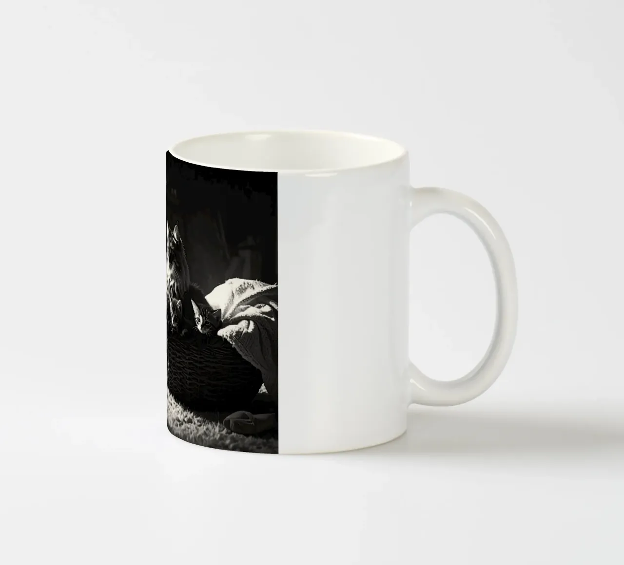 Chatte et quatre chatons. Noir et blanc. tazza in ceramica da Thierry vobmann photography
