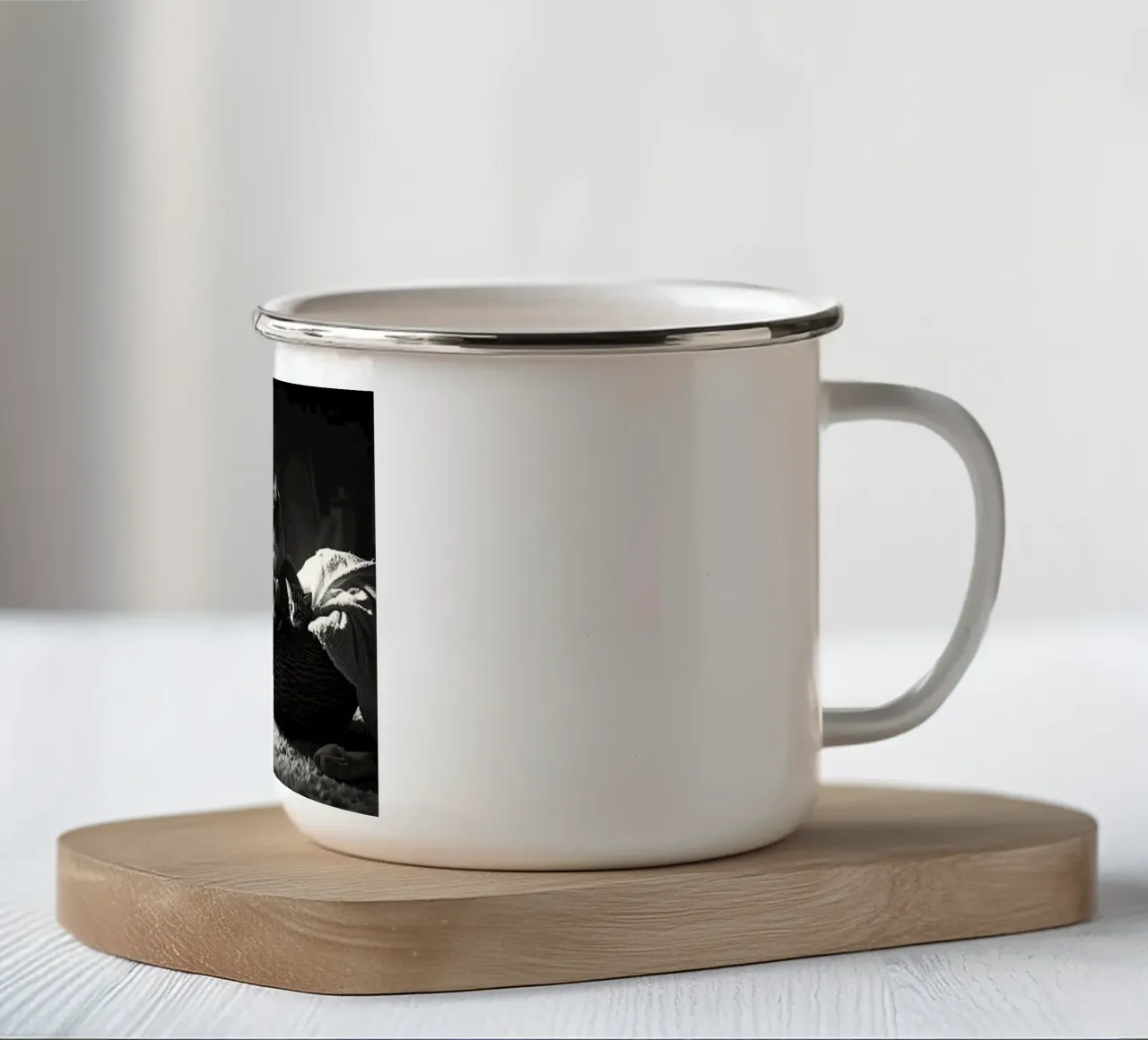 Chatte et quatre chatons. Noir et blanc. tazza in smalto da Thierry vobmann photography