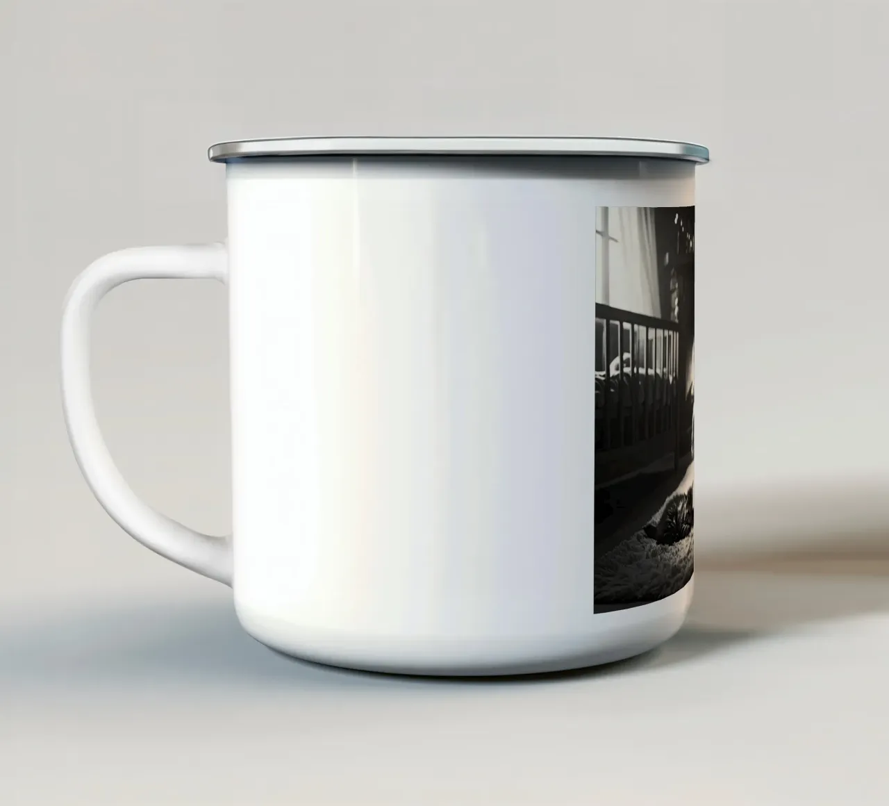 Chatte et quatre chatons. Noir et blanc. tazza in smalto da Thierry vobmann photography