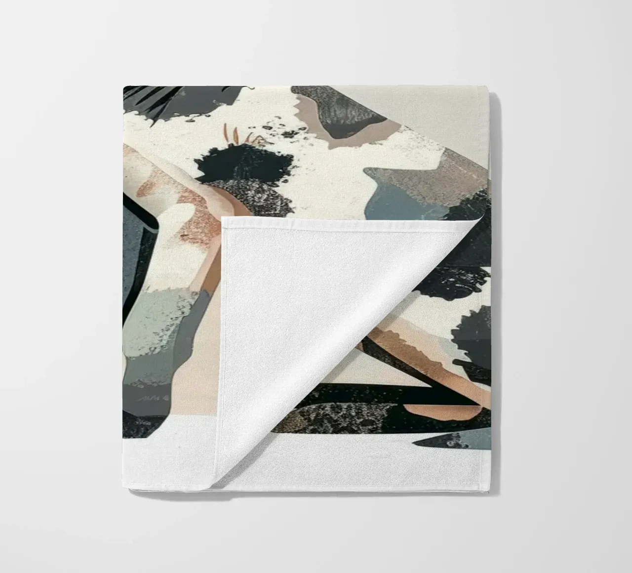 Gestileerde illustratie van een Afrikaanse Wilde Honden Pup strandhanddoek van DesignDoodle