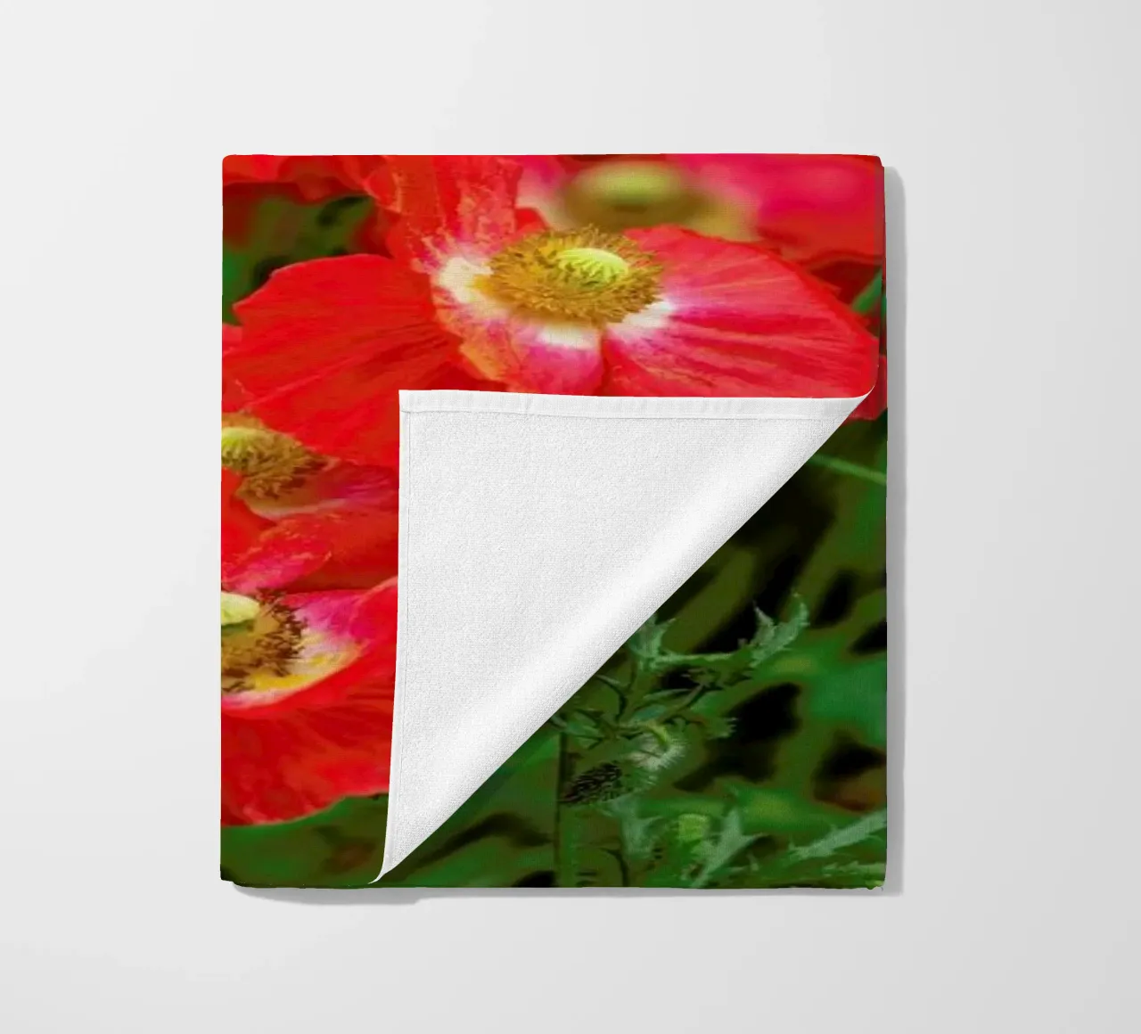 Wild Red Poppies telo mare da Curious Collections by Marielle Leenders