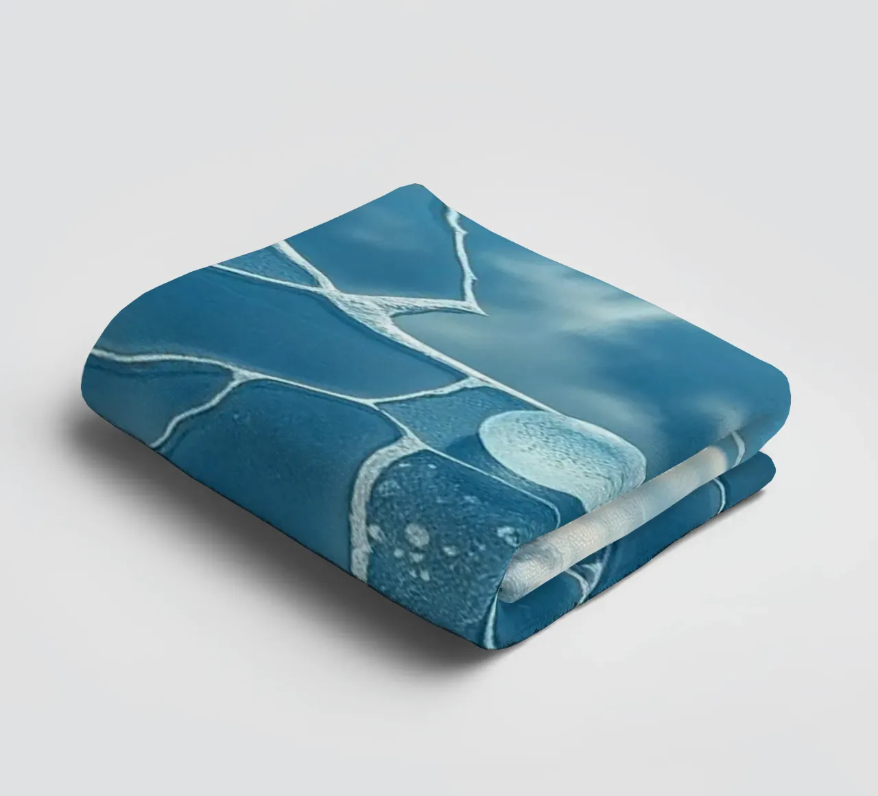 Riflesso del cielo infranto asciugamano da bagno da Artistic-shop